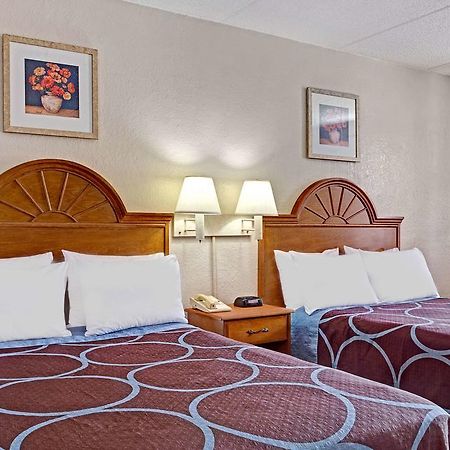 Americana Inn & Suites Lake Magdalene Ngoại thất bức ảnh