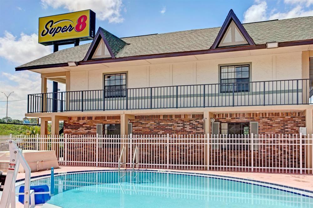 Americana Inn & Suites Lake Magdalene Ngoại thất bức ảnh