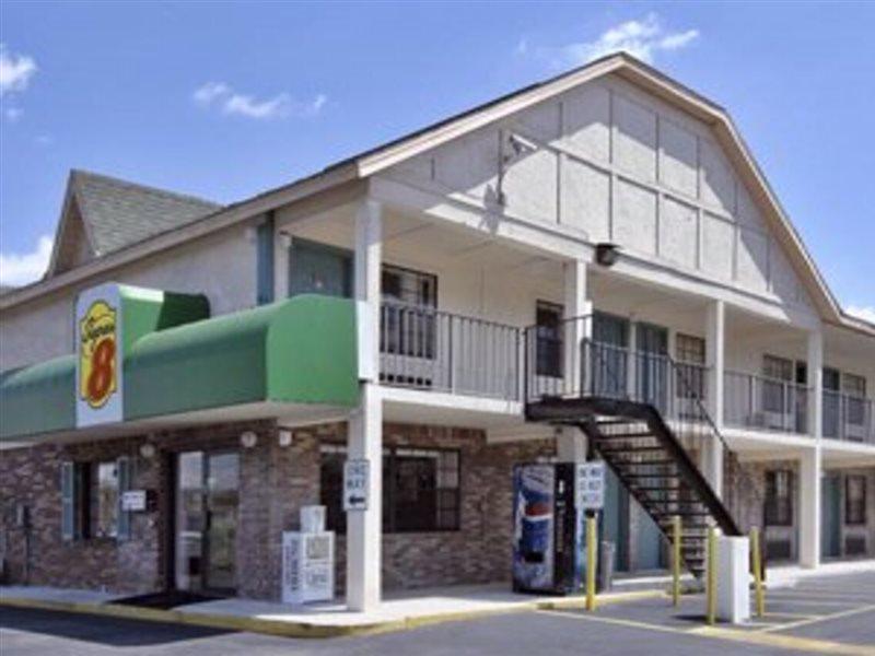 Americana Inn & Suites Lake Magdalene Ngoại thất bức ảnh