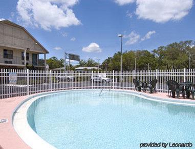 Americana Inn & Suites Lake Magdalene Ngoại thất bức ảnh