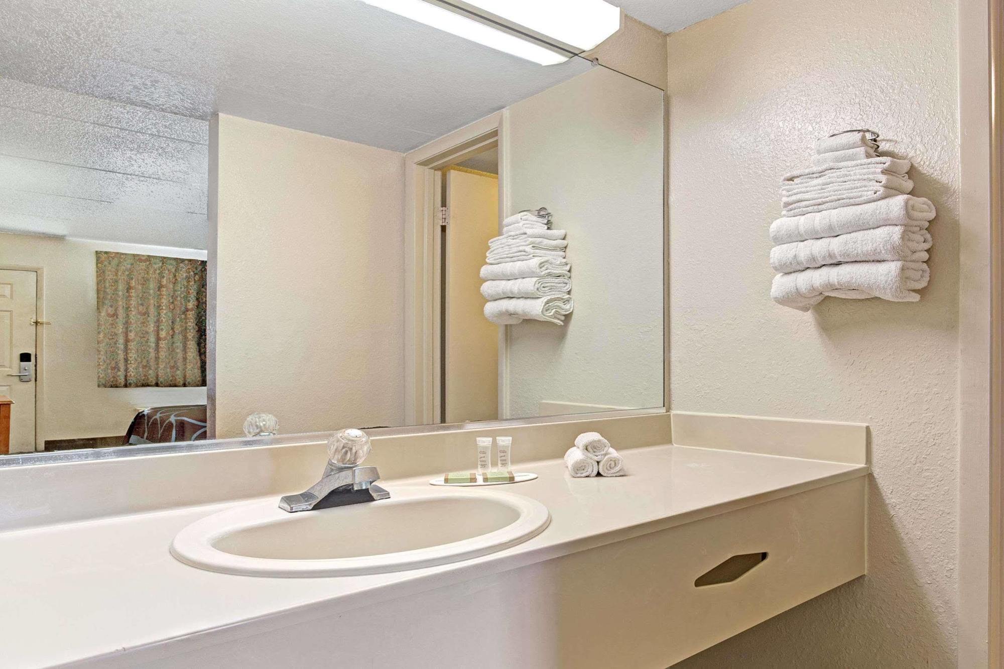 Americana Inn & Suites Lake Magdalene Ngoại thất bức ảnh