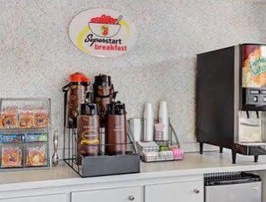 Americana Inn & Suites Lake Magdalene Ngoại thất bức ảnh